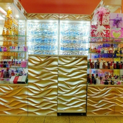 Пристенный павильон с искусственным камнем в цвете золото для продажи парфюмерии