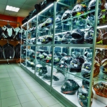 Фото №14 для проекта Торговые витрины, прилавки и системы с одеждой для магазина МОТОАКСЕССУАРОВ