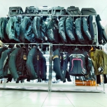 Фото №16 для проекта Торговые витрины, прилавки и системы с одеждой для магазина МОТОАКСЕССУАРОВ