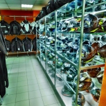 Фото №19 для проекта Торговые витрины, прилавки и системы с одеждой для магазина МОТОАКСЕССУАРОВ
