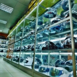Фото №30 для проекта Торговые витрины, прилавки и системы с одеждой для магазина МОТОАКСЕССУАРОВ