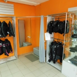 Фото №43 для проекта Торговые витрины, прилавки и системы с одеждой для магазина МОТОАКСЕССУАРОВ