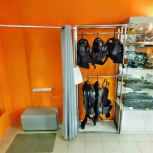 Фото №45 для проекта Торговые витрины, прилавки и системы с одеждой для магазина МОТОАКСЕССУАРОВ