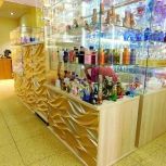Фото №3 для проекта Пристенный павильон с искусственным камнем в цвете золото для продажи парфюмерии