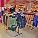 Фото №41 для проекта Вешала, стеллажи, корзины, островные системы для магазина женской одежды