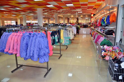 Вешала, стеллажи, корзины, островные системы для магазина женской одежды