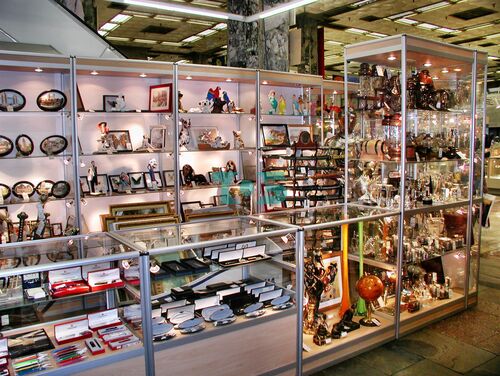 Витрины и стеллажи для магазина сувениров