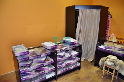 Примерочная и прилавки для магазина сорочек