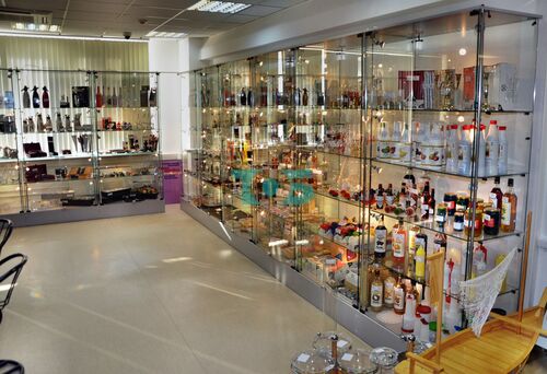 Витрины, вешала, стеллажи и панели для магазина посуды