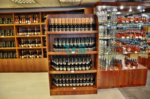 Торговые витрины, стеллажи, прилавки для магазина Коньяки Дагестана
