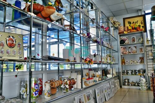 Торговое оборудование и хромированные стеллажи для магазина сувениров