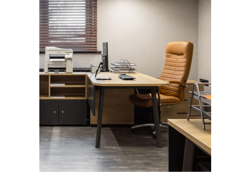 Стол на опорной тумбе правый с передней панелью Джента, цвет гикори