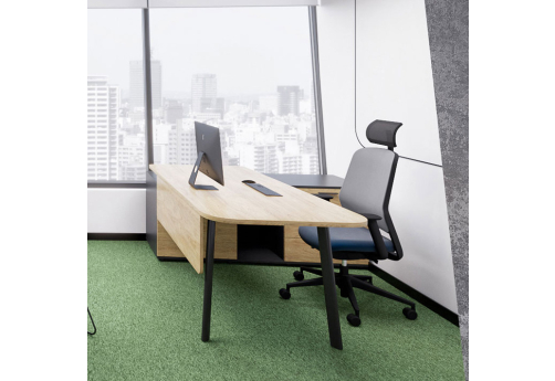 Стол на опорной тумбе правый с передней панелью Джента, цвет гикори