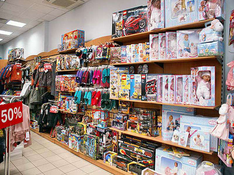 Магазин игрушек телефон. Полки с игрушками в магазине. Детский мир игрушки. Название магазина игрушек.