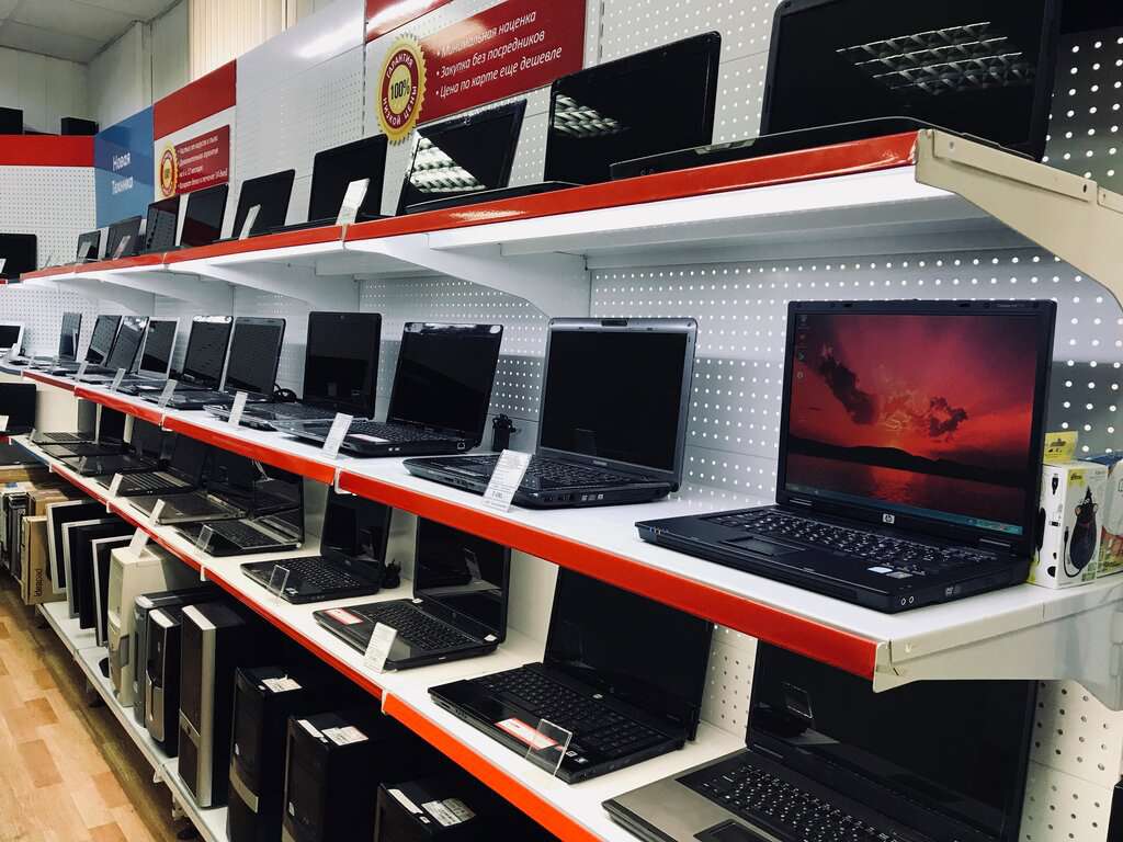 Витрина м видео. Компьютерный магазин. Витрина с ноутбуками. Магазин ноутбуков. Ноутбуки в магазине.