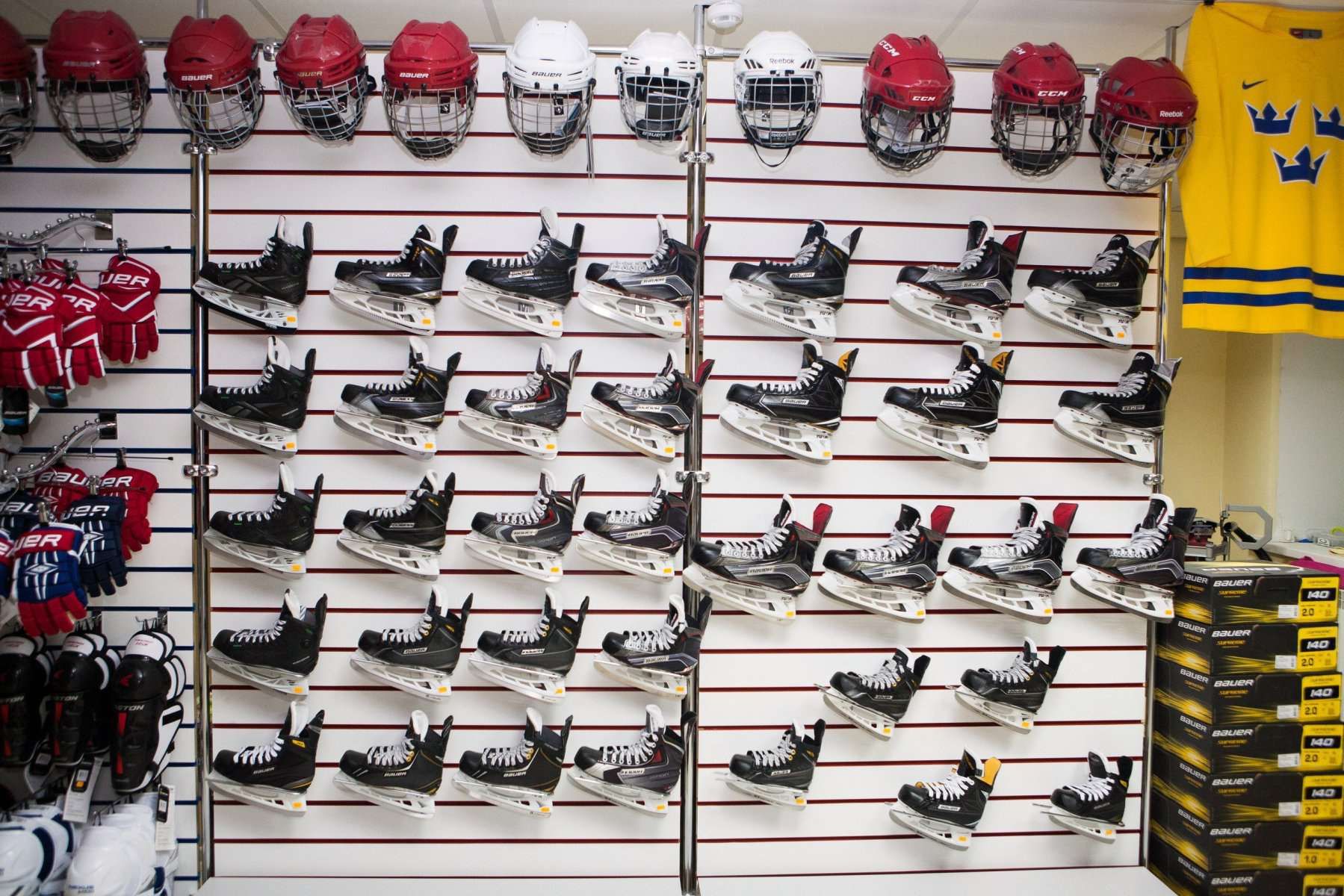 Хоккейные сайты магазинов. Магазин хоккейной экипировки. Форма хоккейный магазин. Хоккейный магазин Самара. Склад хоккейной экипировки.